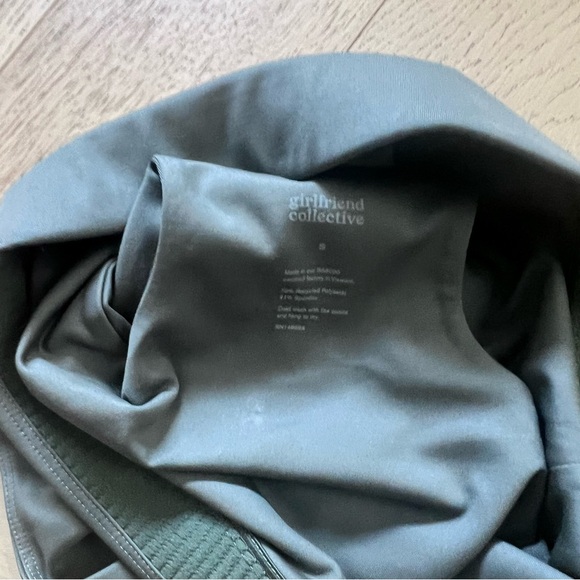 Girlfriend Collective Green Dylan Bra and Scrunchie Bundle - Picture 3 of 3